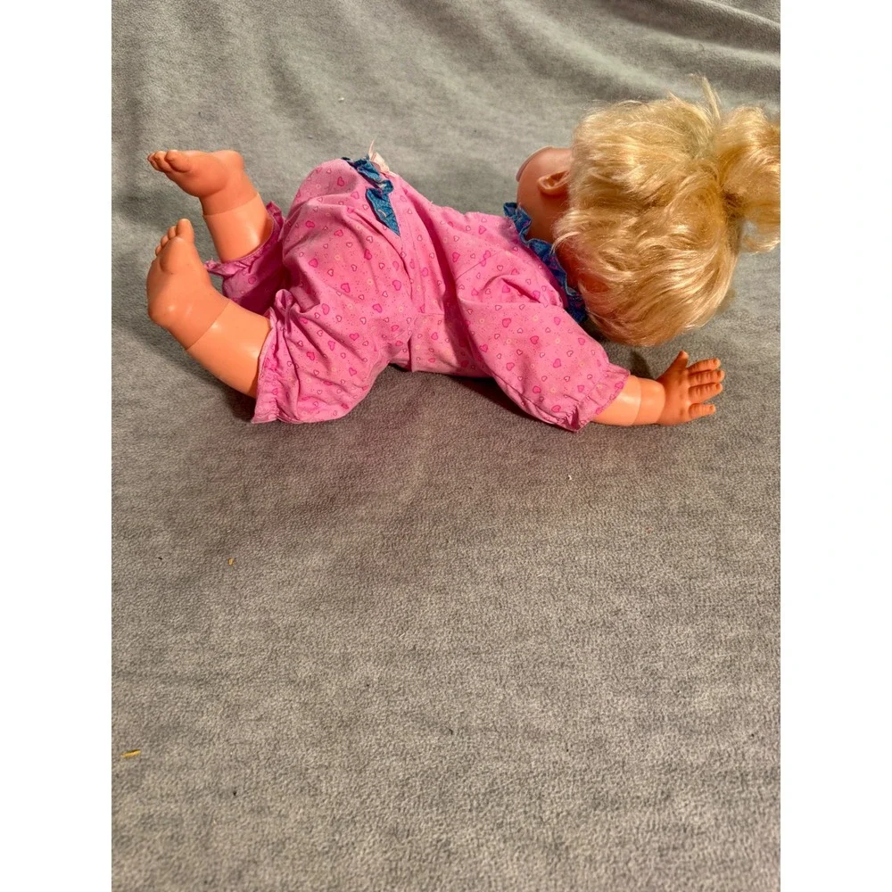 Vintage‎ 1988 Irwin Toy Oopsie Daisy Crawling Baby Doll Blonde Pink Pajamas 80s